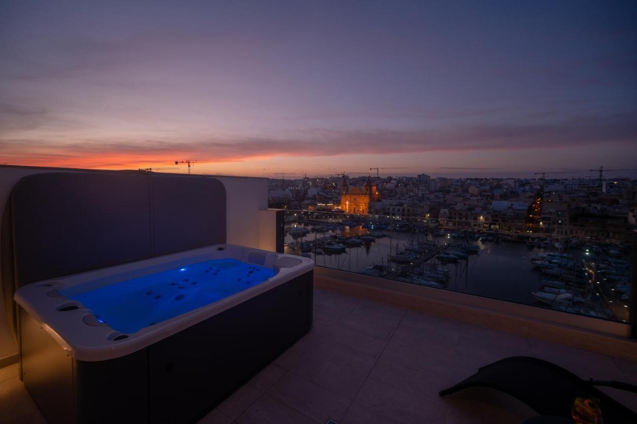 The Address Seafront Suites With Hot Tub Pieta Экстерьер фото